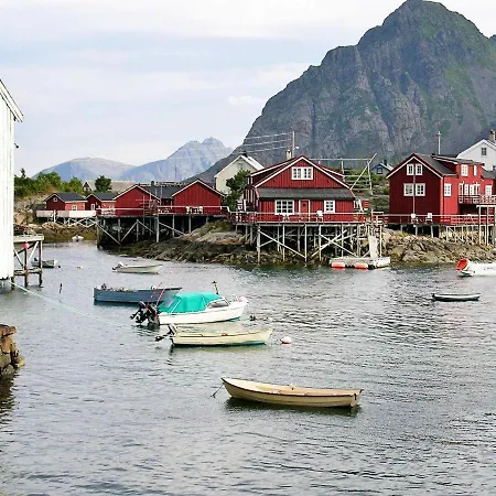 3 Person In Henningsv R Henningsvær