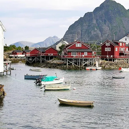 3 Person In Henningsvaer-by Traum