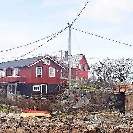 3 Person In Henningsvaer-by Traum