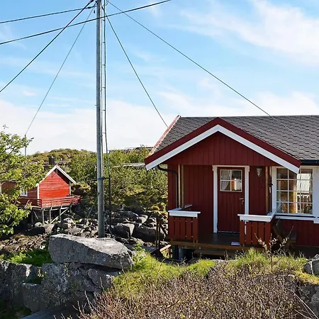 3 Person In Henningsvaer-by Traum Хеннингсвер