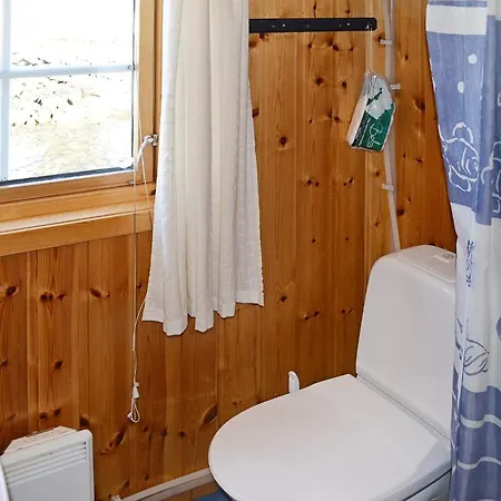 3 Person In Henningsvaer-by Traum *