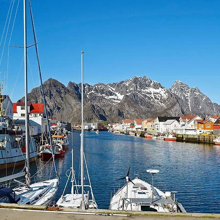 3 Person In * Henningsvær