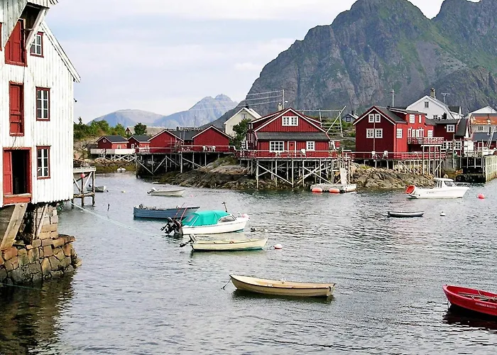 3 Person In Henningsvaer-by Traum