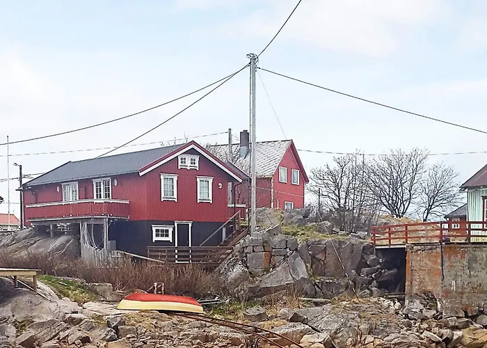 3 Person In Henningsvaer-by Traum