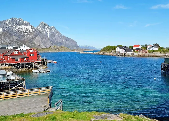 3 Person In Henningsvaer-by Traum *