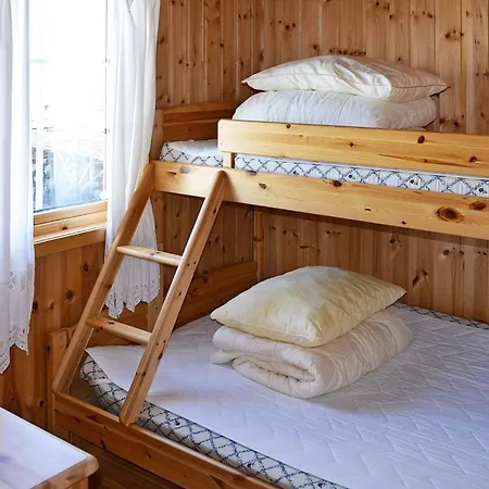 3 Person In Henningsvaer-by Traum Feriehus