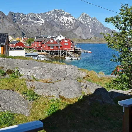 3 Person In Henningsvaer-by Traum Feriehus *