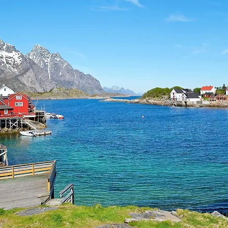 3 Person In Henningsvaer-by Traum *