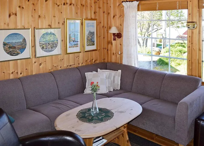 Holiday home 3 Person In Henningsvaer-by Traum *