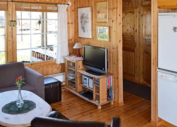 3 Person In Henningsvaer-by Traum Henningsvaer