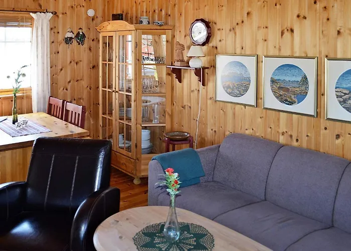 3 Person In Henningsvaer-by Traum Henningsvaer