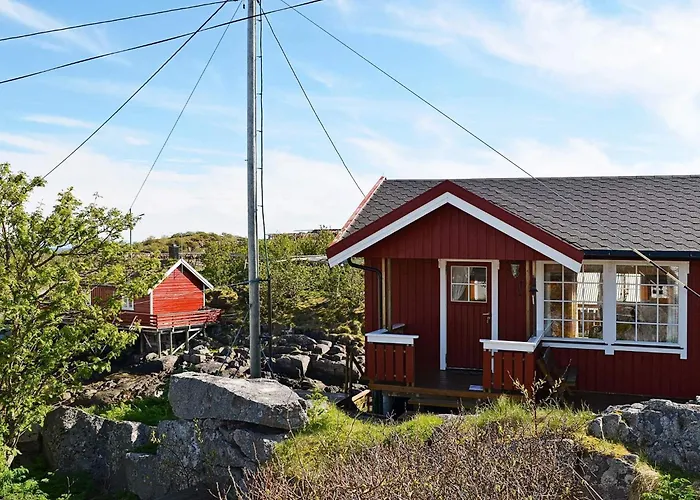 3 Person In Henningsvaer-by Traum Henningsvaer