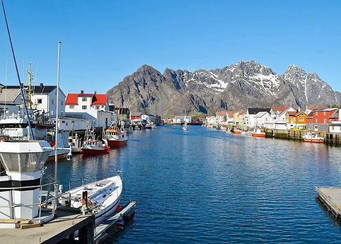 3 Person In Henningsvaer-by Traum * Henningsvaer